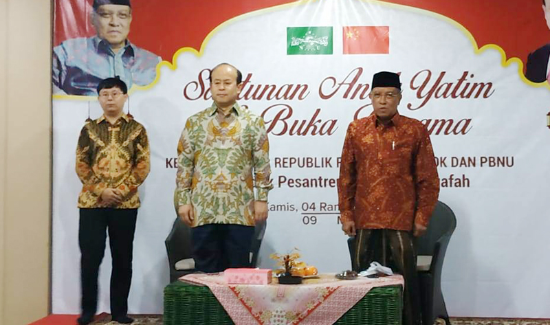 Kiai Said Aqil Sirjo saat buka puasa bersama Dubes Tiongkok, Xiao Qian di Pesantren Luhur Al-Tsaqafah Ciganjur, Jakarta Selatan. (Foto: nu for ngopibareng.id)