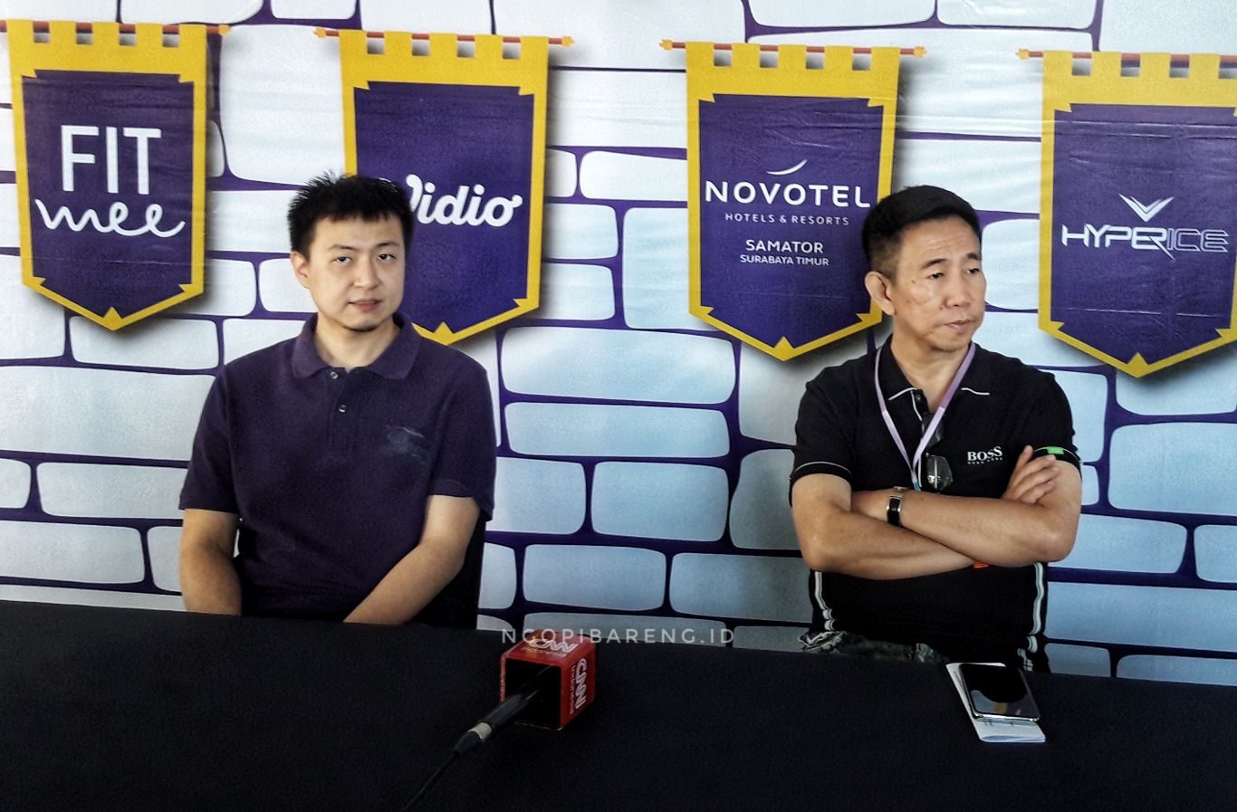 Managing Partner CLS Knights Indonesia, Christopher Tanuwidjaja bersama kuasa hukum CLS Knights, Tonic Tangkau. (Foto: Haris/ngopibareng.id)