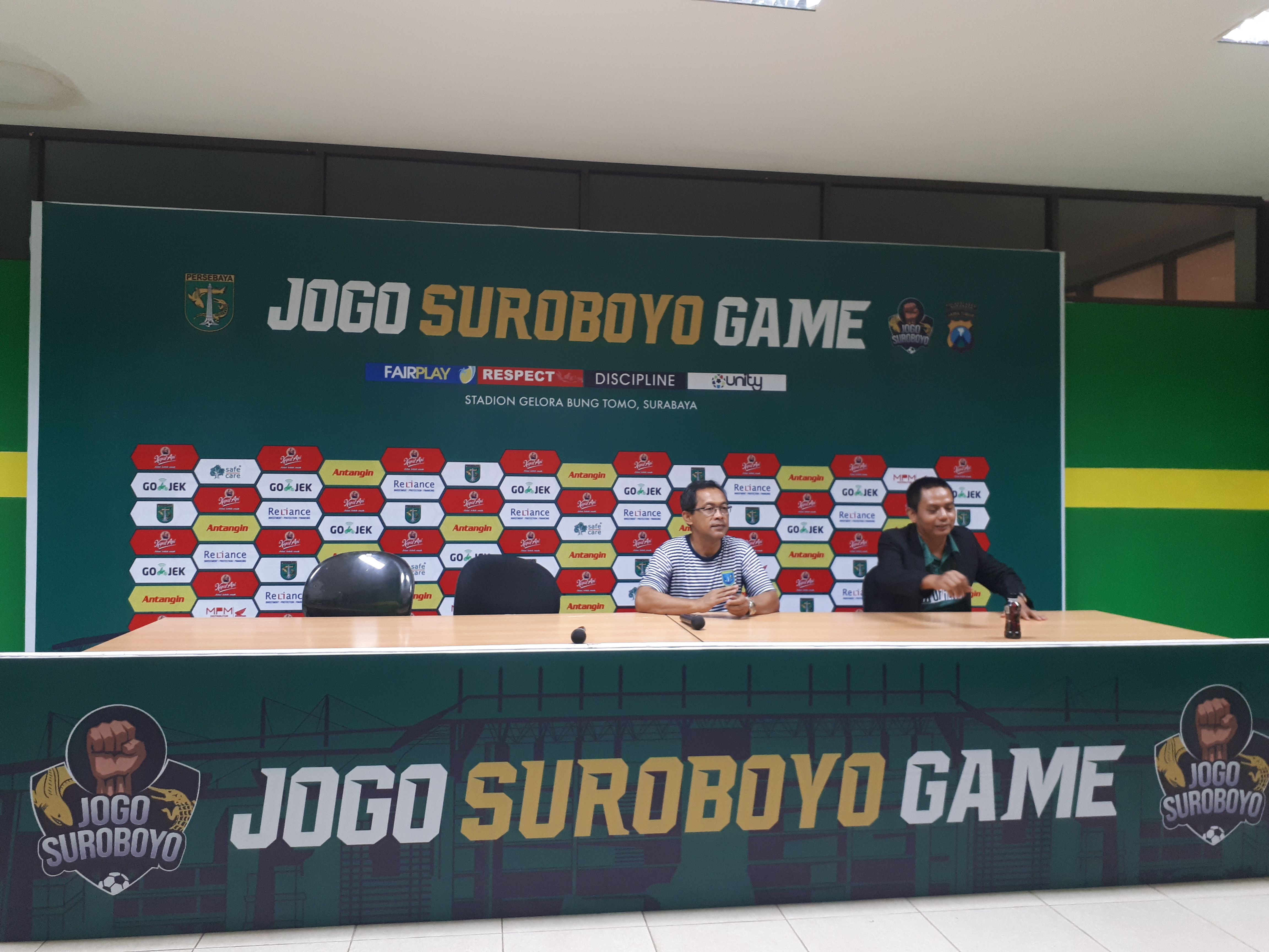 Aji Santoso saat konferensi pers selepas pertandingan lawan Persebaya. (Foto: Alief/ngopibareng.id)