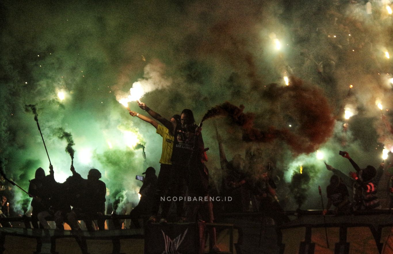 Bonek berpesta flare usai laga uji coba antara Persebaya vs Persela, Sabtu, 11 Mei 2019. (Foto: Haris/ngopibareng.id)