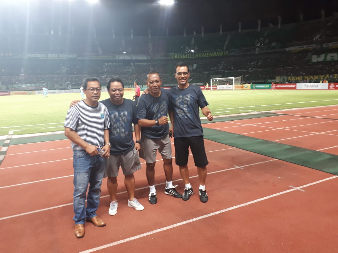 Aji Santoso bersama jajaran pelatih Persela. (Foto: Alief/ngopibareng.id)