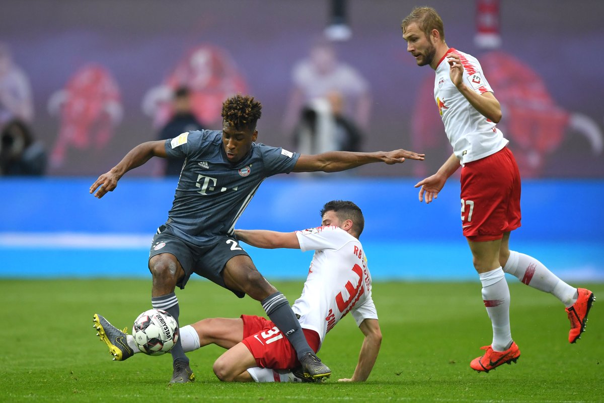 Pemain Bayern Kingsley Coman dikawal ketat pemain RB Liepzig. (Foto: Twitter@bayernmunchen)