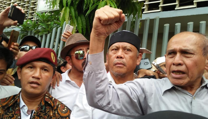 Kepala Staf Komando Strategos Angkatan Darat (Kas Kostrad), Mayjen TNI Purnawirawan Kivlan Zen (kanan).