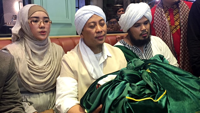 Bebi Silvana bersama suami, Opick, saat memperlihatkan sehelai rambut Nabi Muhammad yang diperoleh dari Dewan Ulama Thariqah Internasional dan Pemerintah Turki, Selasa 7 Mei 2019.