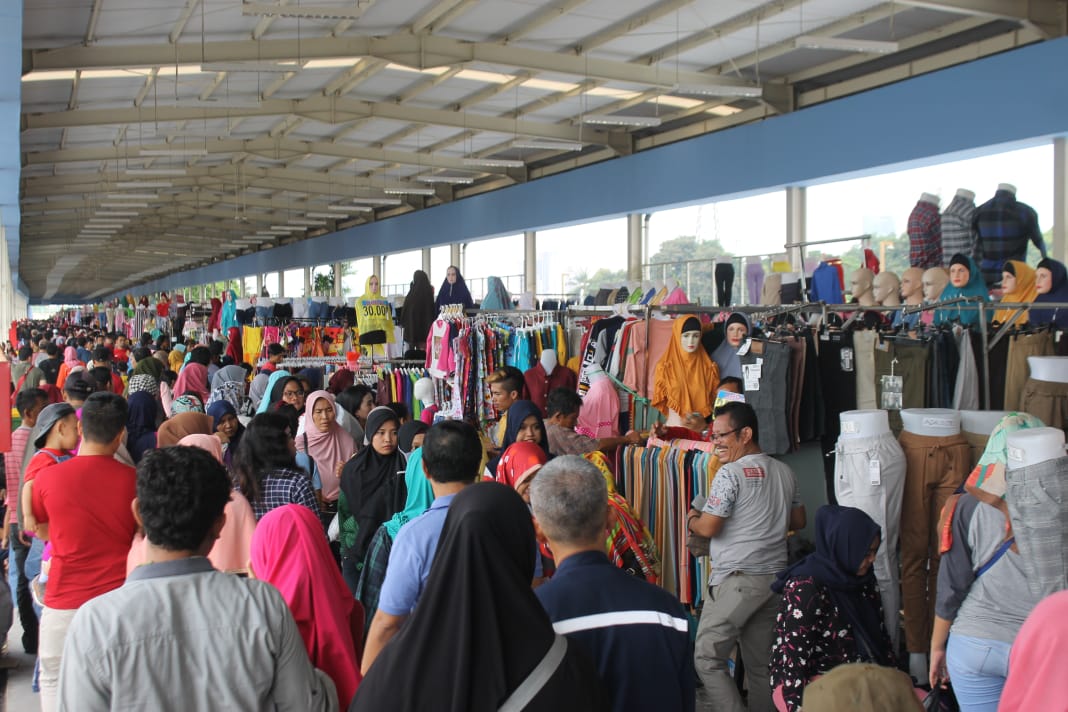 Suasana Pusat Grosir Tanah Abang, Jakarta Pusat di satu minggu Ramadhan berjalan. (Foto: Asmanu/ngopibareng.id)