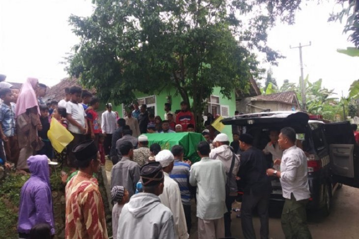 Ratusan warga mengantar jenazah Ketua KPPS TPS 15 Gun Gun Gunawan, warga Kampung Cijarian Tengah, Desa Cipetir, Kecamatan Kadudampit, Kabupaten Sukabumi, Jawa Barat untuk dikebumikan. (Foto: Aditya/Antara)