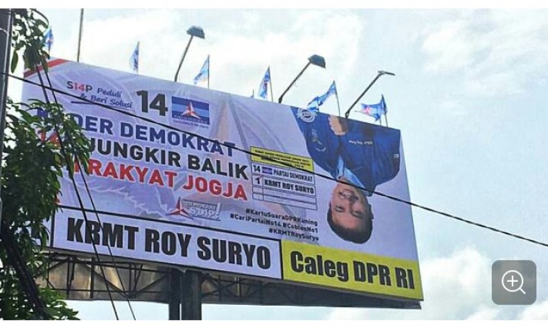 Baliho kampanye Pemilu 2019 milik Roy Suryo jungkir balik untuk menarik perhatian massa.