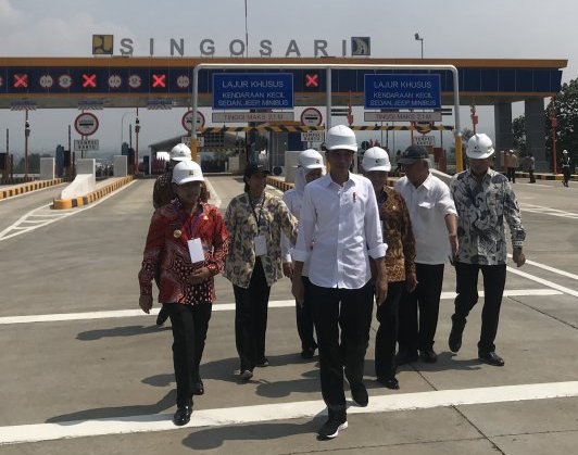 Presiden Joko Widodo bersama para menteri saat meninjau ruas Tol Pandaan-Malang Seksi 1-3, khususnya di Gerbang Tol Singosari, Kabupaten Malang, Senin, 13 Mei 2019. (Foto: Vicki Febrianto)