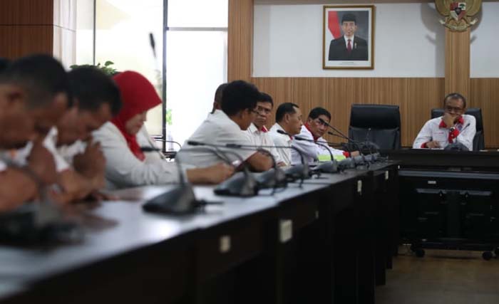 Sesmenpora Gatot S Dewa Broto (kanan) saat menerima puluhan karyawan KONI di Kantor Kemenpora hari Senin. (Foto:Kemenpora.go.id)