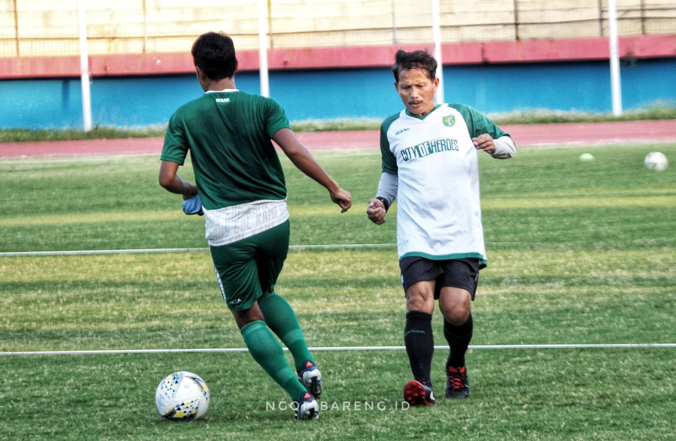 Pelatih Persebaya, Djajang Nurdjaman saat pimpin latihan di Stadion Gelora Delta Sidoarjo, Senin13 Mei 2019. (foto: Haris/ngopibareng.id)