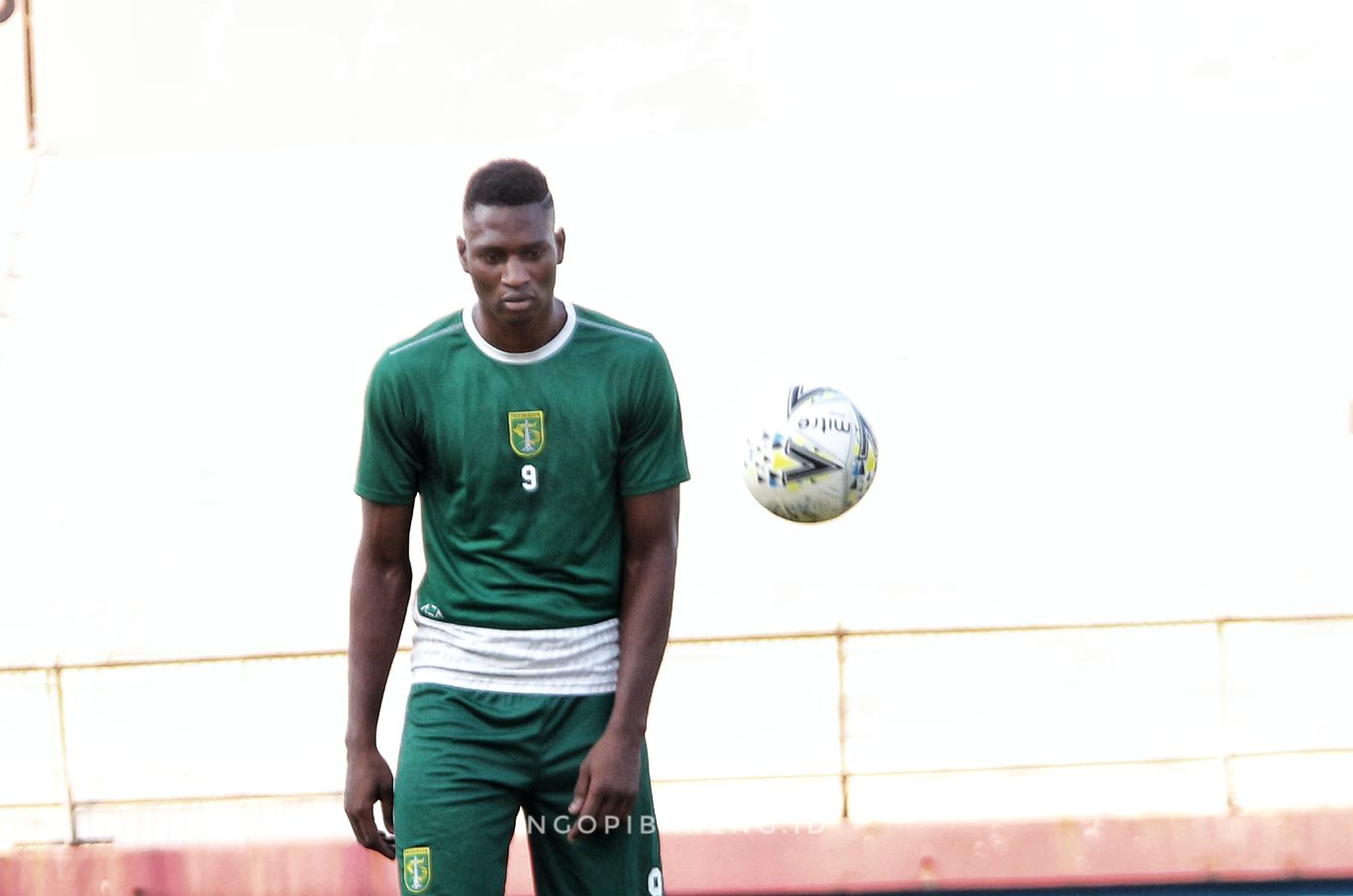 Striker Persebaya, Amido Balde saat latihan di Stadion Gelora Delta Sidoarjo, Senin 13 Mei 2019. (foto: Haris/ngopibareng.id)