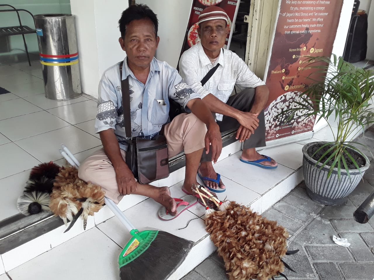 Mitro (kiri) dan Caswin (kanan) saar beristirahat di depan minimarket Bandeng-Lele Lamongan. (Foto: Kiki/ngopibareng.id)