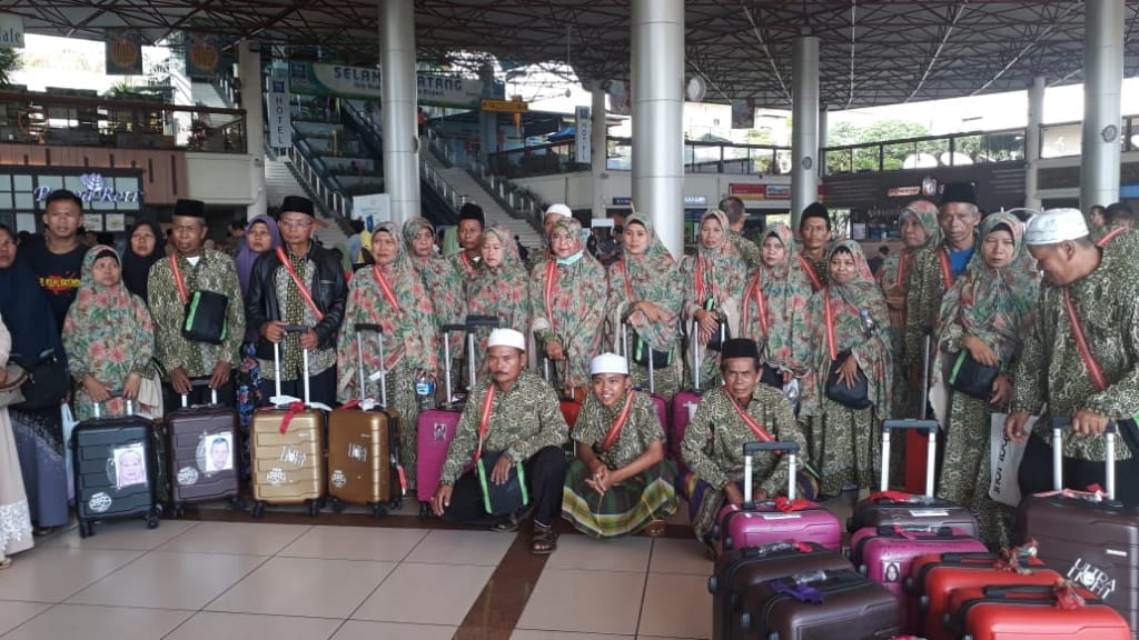 PARA jemaah umrah dari Kabupaten Probolinggo ketika akan berangkat ke Tanah Suci. (Foto: istimewa/ngopibareng.id)