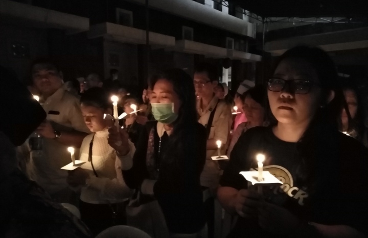 Sejumlah jemaat Gereja Santa Maria Tak Bercela, Surabaya, saat menghadiri Peringatan Setahun Bom Surabaya, Senin 13 Mei 2019. (Foto: Farid/ngopibareng.id) 