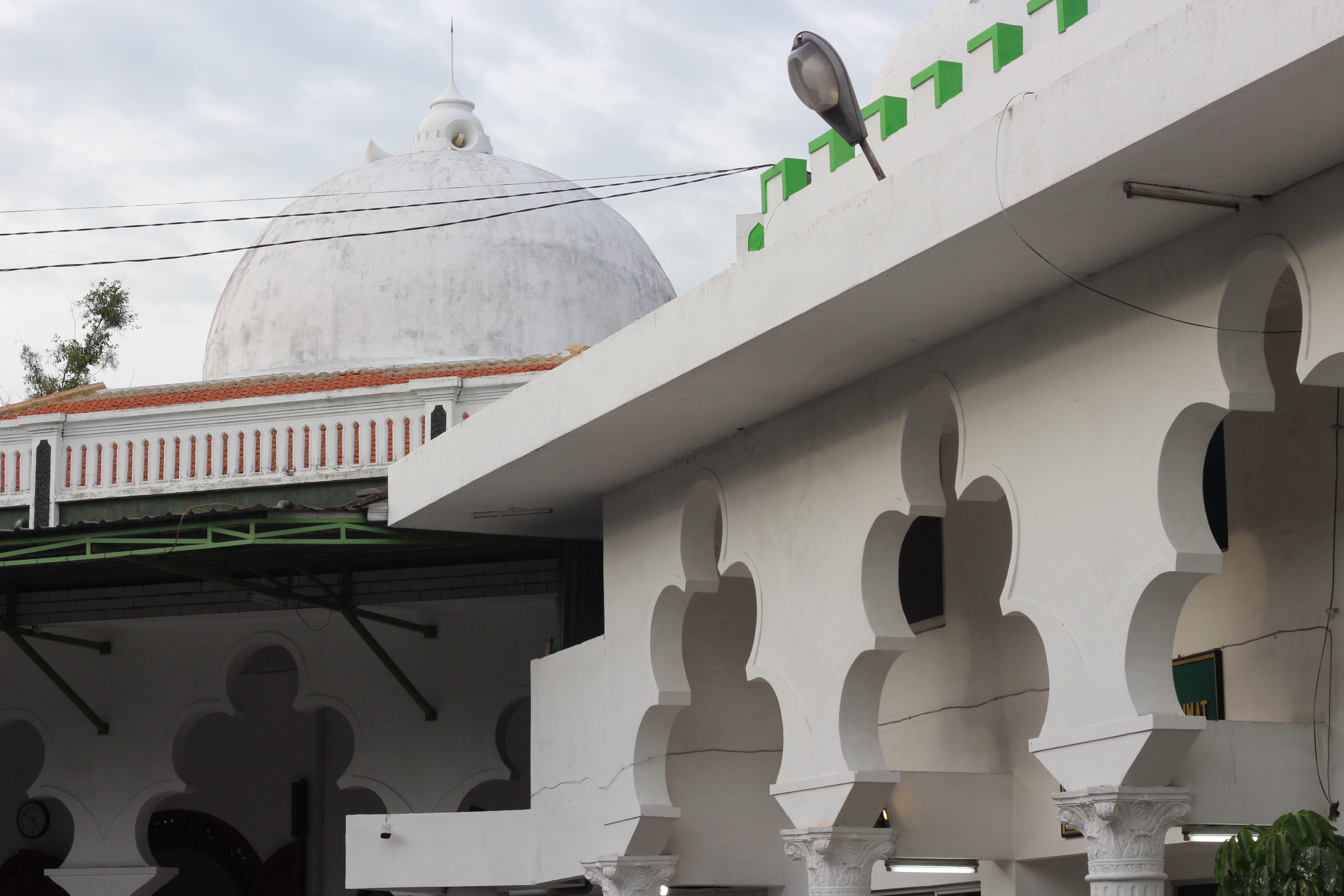 Corong penanda Adzan Maghrib di Masjid Rahmat. (Foto: Faiq/ngopibareng)