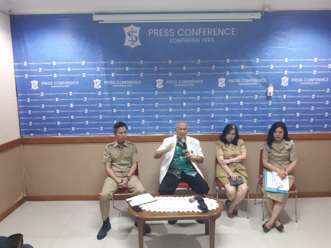 Dinas Kesehatan dan pihak RS dr Soewandhi saat melakukan konferensi pers terkait ambulan NETSS. (Foto: Alief/ngopibareng.id)