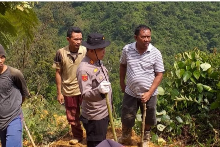 Petugas mengamati kawasan yang diterjang longsor di Bogor. (Foto: BNPB)