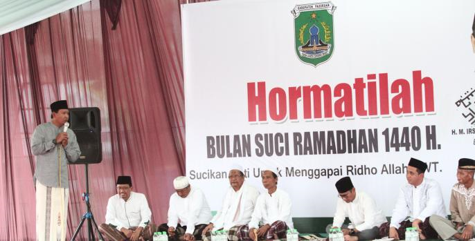 Usai mengawali buka puasa di Pendopo. Kini, giliran di komplek perkantoran Raci.