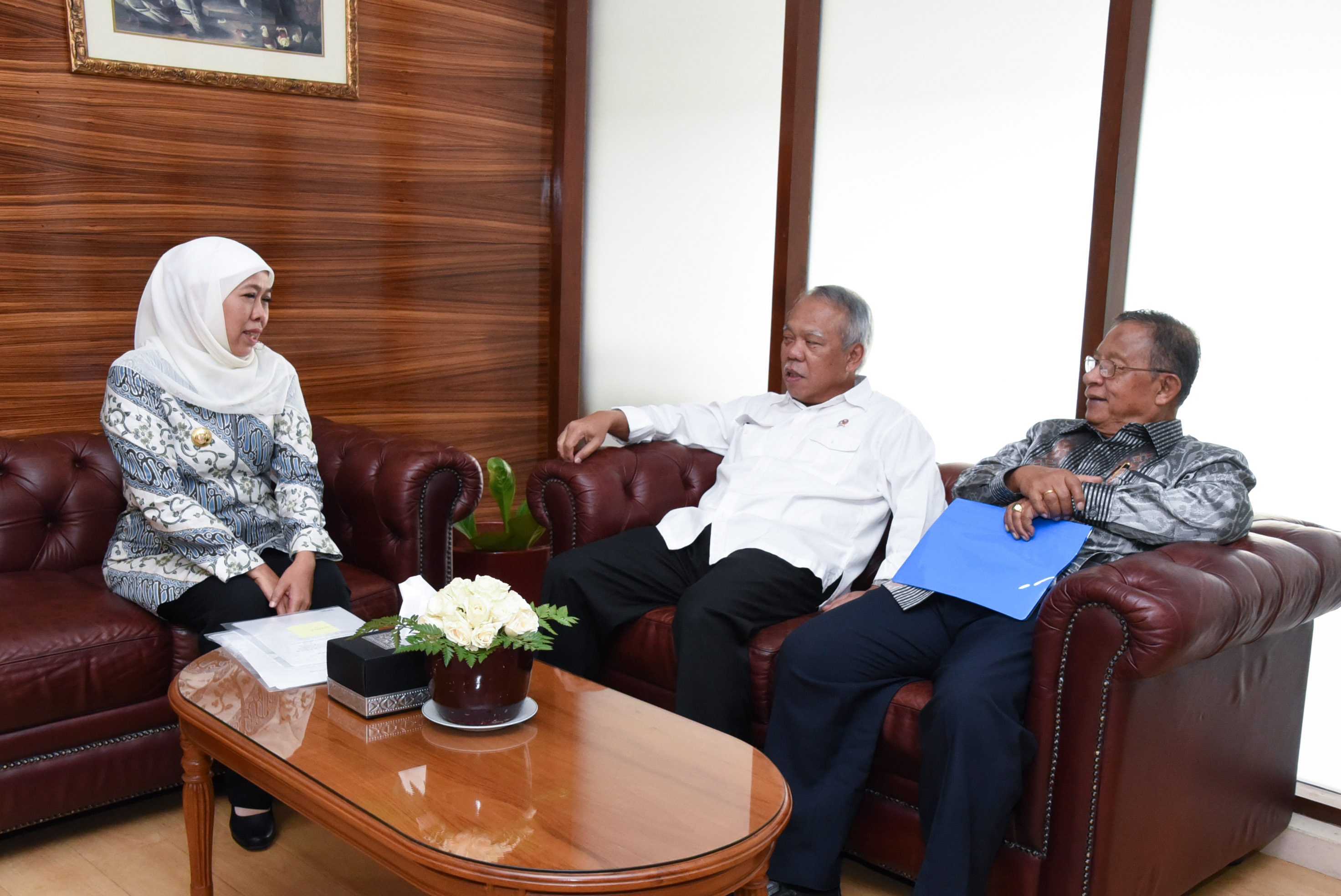 Gubernur Jatim rapat koordinasi di Kemenko Bidang Perekonomian terkait pembahasan pemilihan Kepala Badan Pengembangan Wilayah Surabaya Madura di ruang rapat Kemenko Bidang Perekonomian Jakarta. (Foto: Humas Pemprov Jatim)