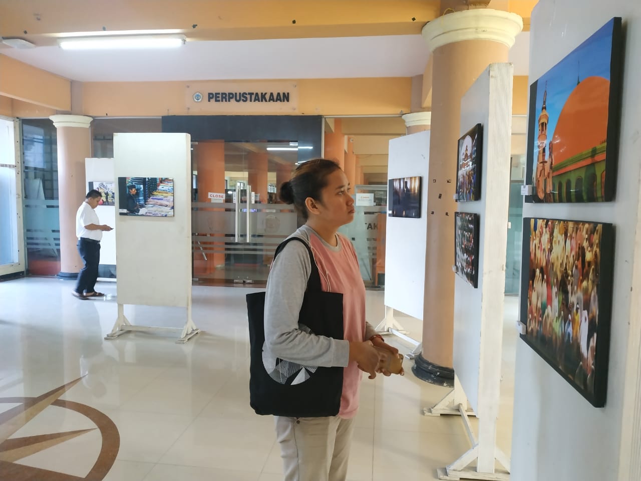 Arwinda saat melihat pameran 'Tiba-Tiba Ramadhan' di Gedung F lantai 1 Universitas Dr Soetomo. (Foto: istimewa)  