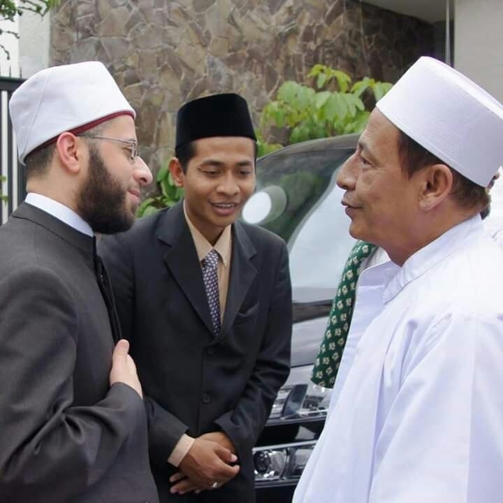 Habib Luthfi bin Yahya bersama ulama dari Yaman. (Foto: nu for ngopibareng.id)