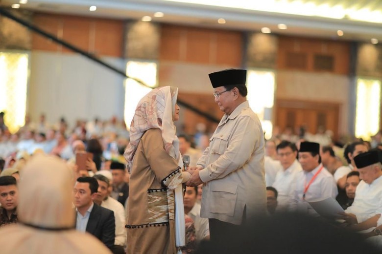 Prabowo berpegangan tangan dengan Neno Warisman di acara Simposium mengungkap kecurangan pemilu 2019, Selasa, 14 Mei 2019 di Jakarta. (Foto: Dok. Prabowo Sandi Media Center)