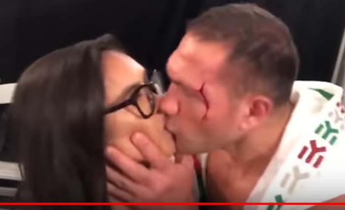 Kubrat Pulev saat mencium paksa Jennifer Ravalo usai pertandingan. (Foto:Youtube)