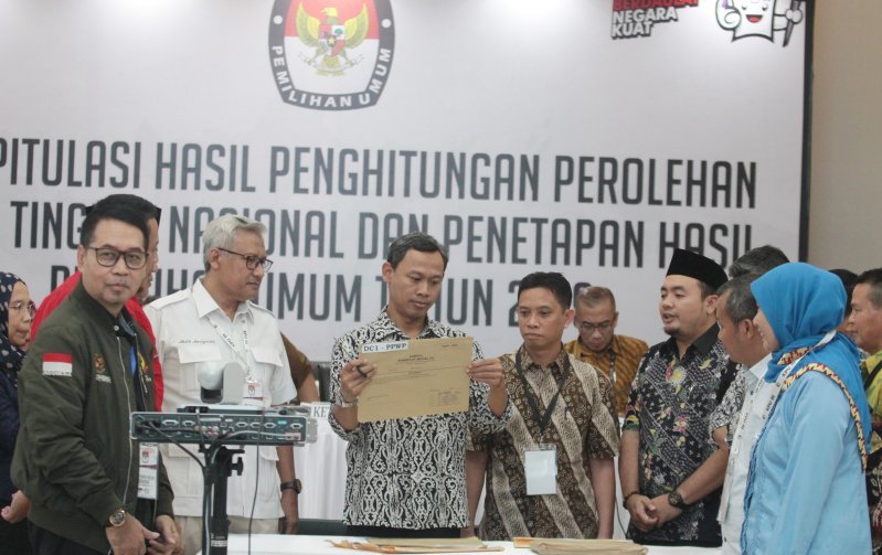    Komisioner KPU Pramono Ubaid Tanthowi (tengah) bersama Komisioner Bawaslu Muhammad Afifuddin (kanan) serta sejumlah saksi memeriksa berkas rekapitulasi Provinsi Bengkulu dalam Rapat Pleno Rekapitulasi Hasil Penghitungan dan Perolehan Suara Tingkat Nasional Dalam Negeri dan Penetapan Hasil Pemilu 2019 di kantor KPU, Jakarta, Minggu 12 Mei 2019. (Foto: Antara/Reno Esnir/ama)