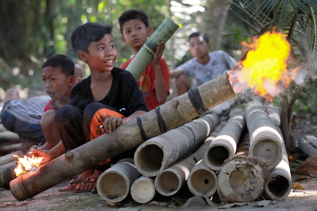 Meriam karbit dari bambu biasa dimainkan saat Ramadhan. (Foto: dok/antara)