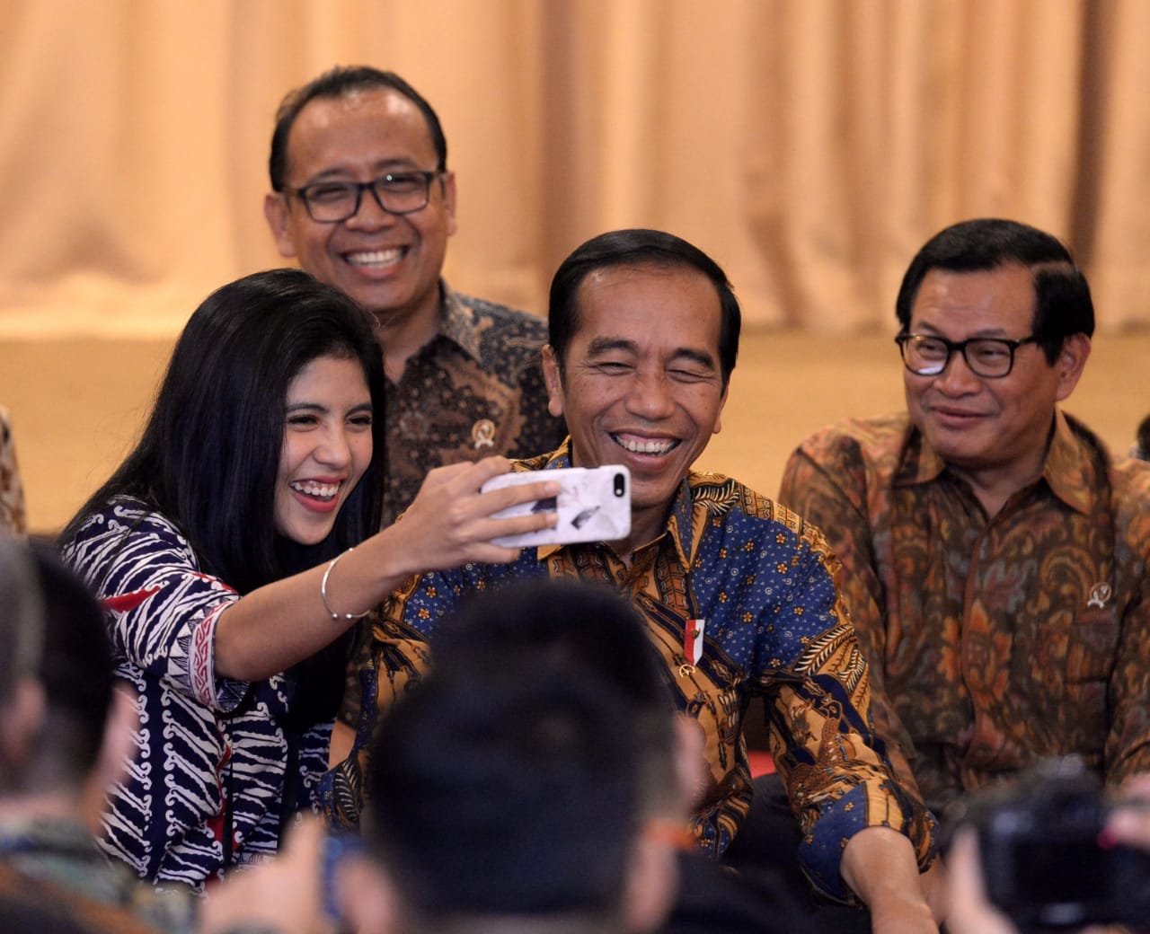 Presiden Joko Widido, bersama wartawan, didampingi Menteri Sekretaris Negara Pratikno, Sekretaris Kabinet Pramono Anung, Kepala Sekretariat Presiden Heru Budi Hartono, dan Staf Khusus Presiden Johan Budi. (Foto:asm/ngopibareng.id)