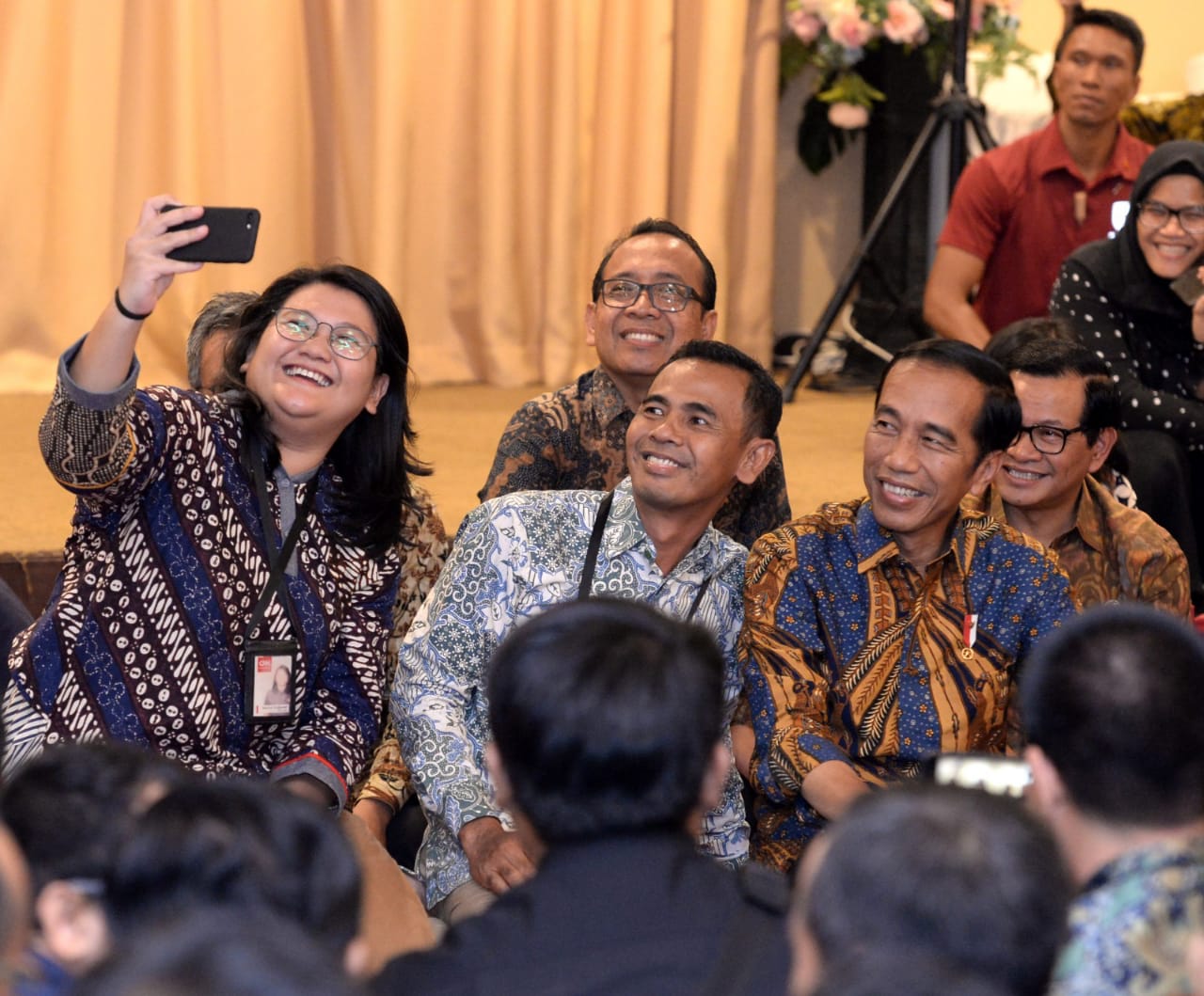 Presiden Joko Widido, bersama wartawan, didampingi Menteri Sekretaris Negara Pratikno, Sekretaris Kabinet Pramono Anung, Kepala Sekretariat Presiden Heru Budi Hartono, dan Staf Khusus Presiden Johan Budi. (Foto:asm/ngopibareng.id)