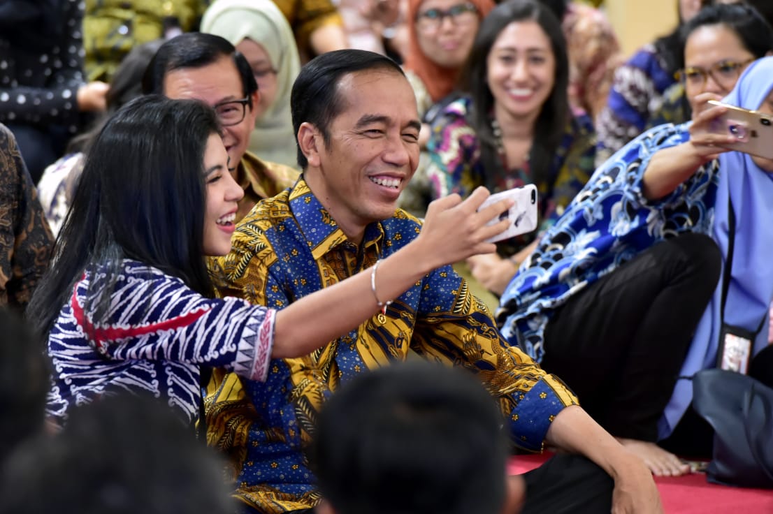 Presiden Joko Widido, bersama wartawan, didampingi Menteri Sekretaris Negara Pratikno, Sekretaris Kabinet Pramono Anung. (Foto:asm/ngopibareng.id)