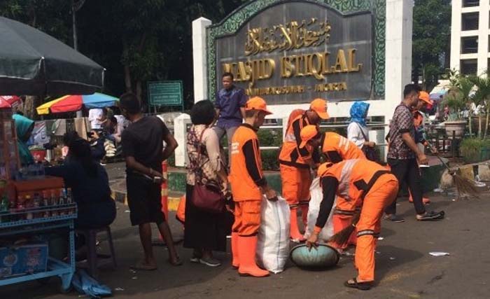 Petugas kebersihan membersihkan sampah di lingkungan Masjid Istiqlal, Jakarta. (Foto:Dok.Antara)