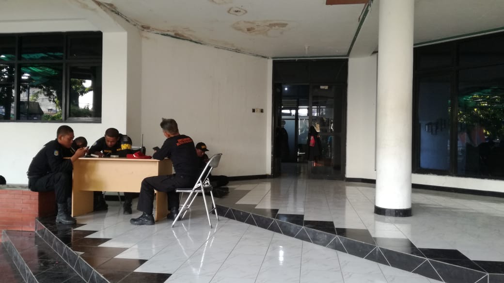 Linmas Kota Surabaya berjaga di depan Mess Karanggayam. (Foto: Haris/ngopibareng.id)