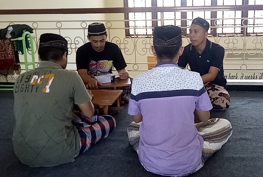 Klien rehabilitas sedang menjalankan ibadah membaca Al Qur'an secara rutin di rehabilitasi Rumah Sehat Orbit Surabaya, Rabu, 15 Mei 2019 (Foto: Pita/ ngopobareng.id)