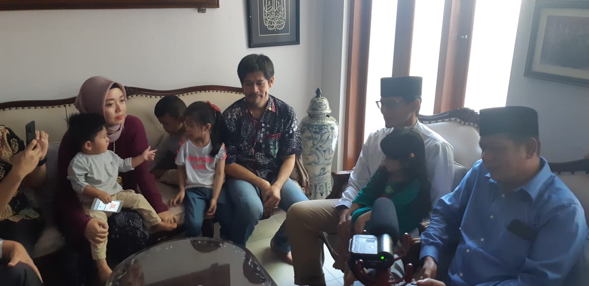 Sandiaga Uno, saat bertakziah ke kediaman salah satu ketua KPPS Pemilu 2019 yang meninggal dunia, Noor Aida Hayati (68) di Jalan Ngagel Utara Gang 2, Surabaya, Rabu, 15 Mei 2019. (Foto: Farid/ngopibareng.id) 