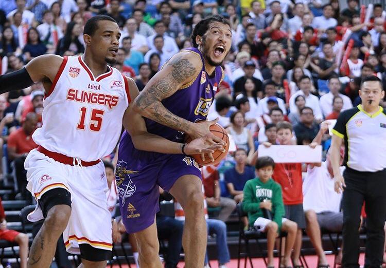 Pemain CLS Knight dikawal ketat oleh pemain Singapore Slingers. (Foto: Instagram @clsknights)