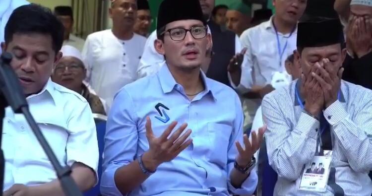 Sandiaga Uno saat berbuka puasa di Surabaya. 