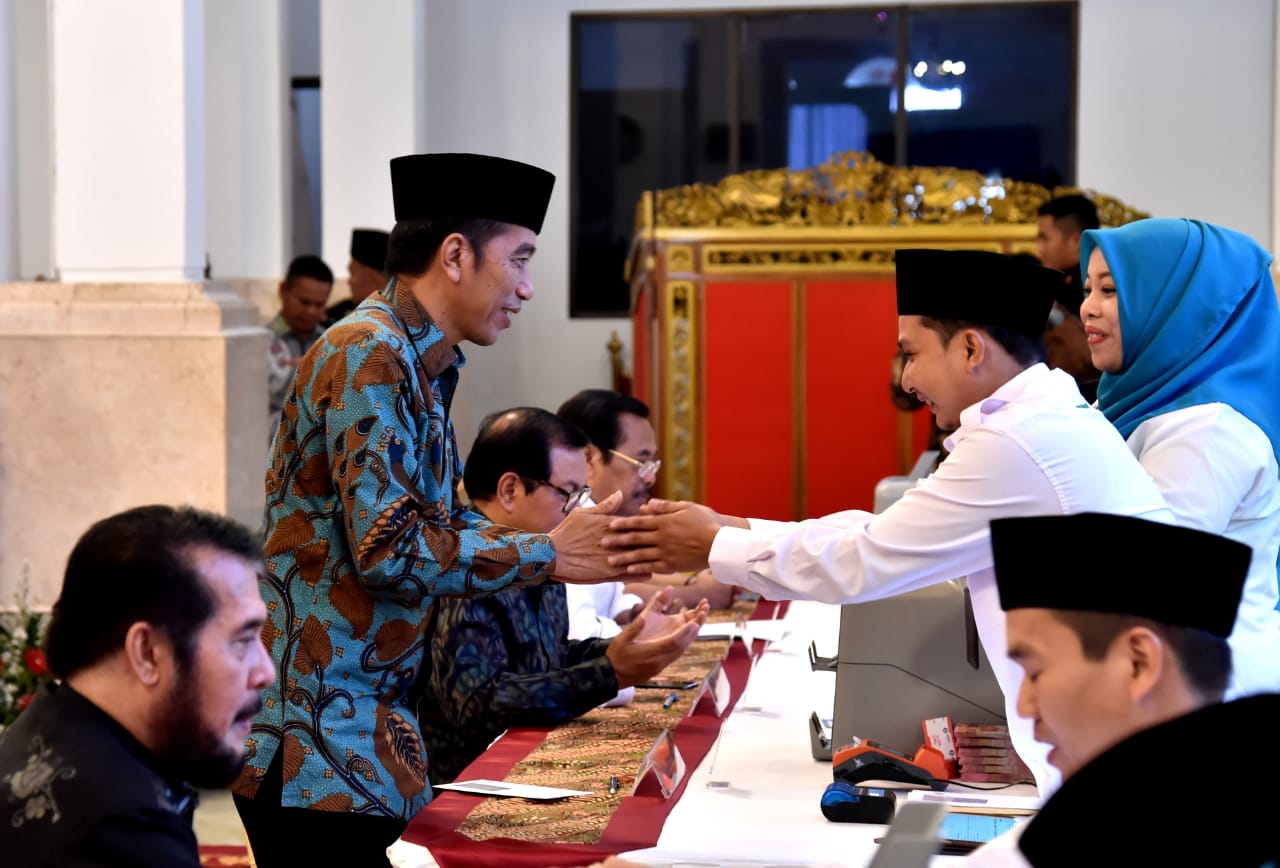 Presiden saat memenuhi kewajiban mengeluarkan zakat  melalui BAZNAS Kamis 16 Mei 2019.( foto: Biro Pers Setpres).