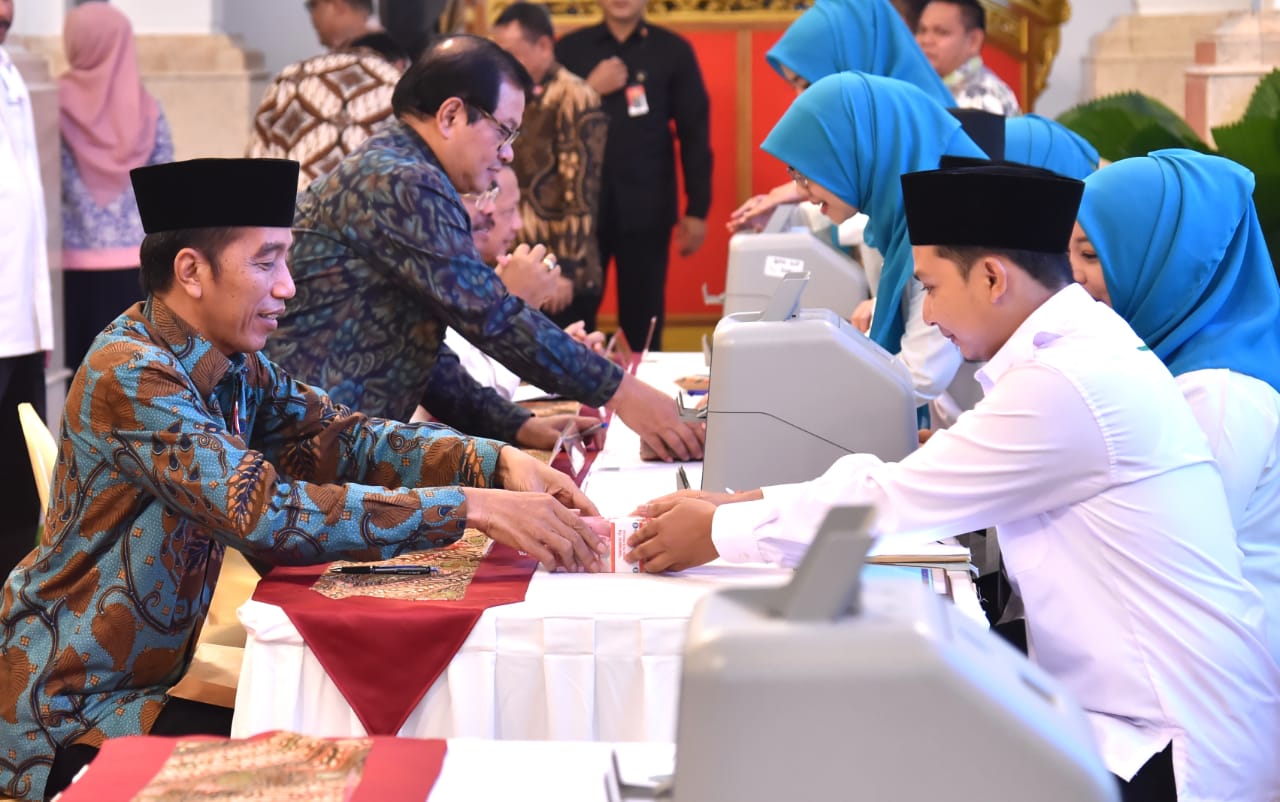 Presiden saat memenuhi kewajiban mengeluarkan zakat  melalui BAZNAS Kamis 16 Mei 2019.( foto: Biro Pers Setpres).