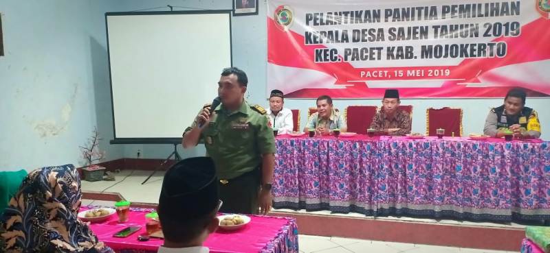 Danramil 0815/16 Pacet Kapten Inf Heru Widodo CP Saat Memberikan Sambutan Di Acara Pelantikan Panitia Pilkades Desa Sajen