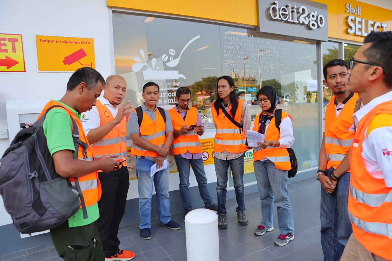 Agung saat menjelaskan operasional SPBU Shell. (Foto : dok. acara)