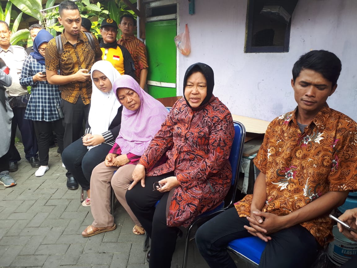 Risma berbincang dengan keluarga Agus. (foto : Alief/ngopibareng.id)