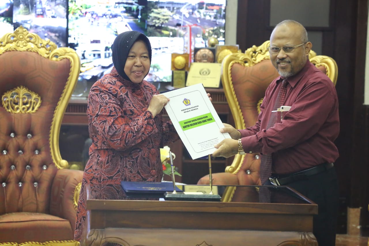 Etto menyerahkan Bangunan Taman Siswa ke Risma. (foto: dok. Pemkot Surabaya)