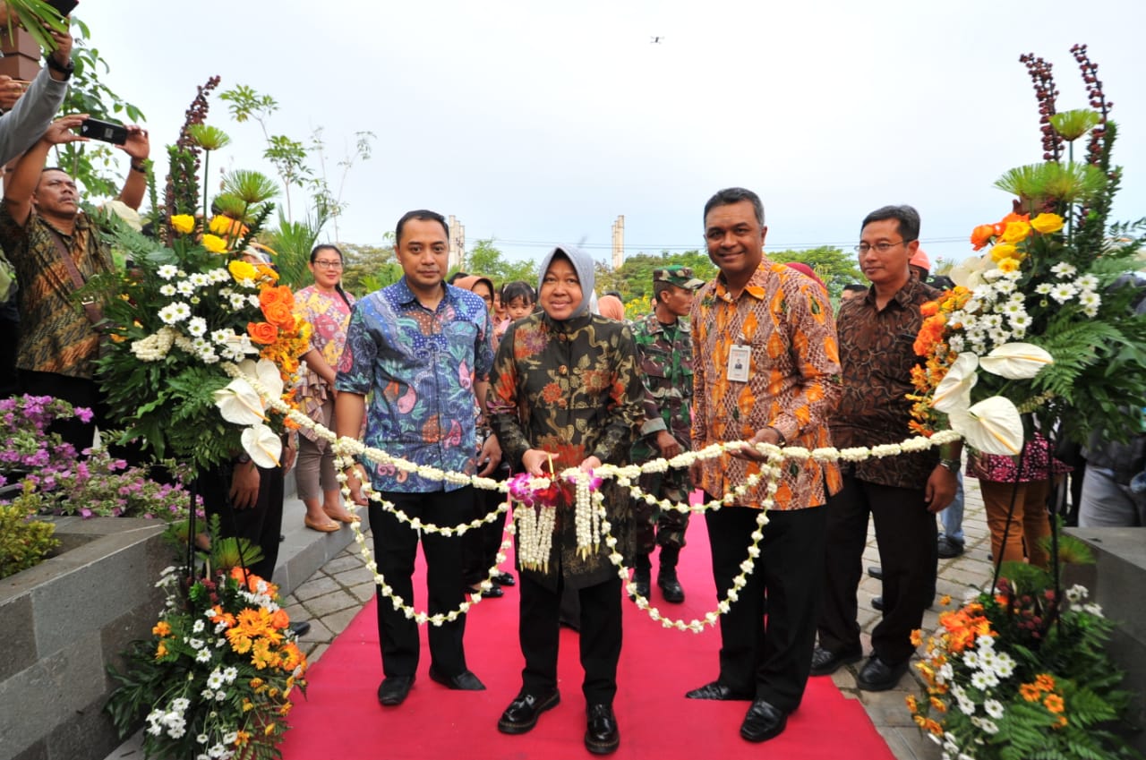 Risma meresmikan 70 taman baru di Taman Harmoni, Keputih. (Foto: dok. Pemkot)