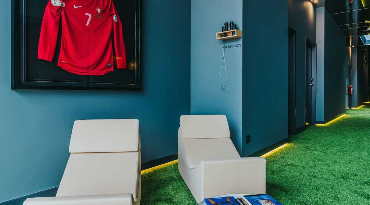 Jersey timnas Potugal Cristiano Ronaldo yang dipajang di dalam hotelnya. (Foto: Pestana CR7)