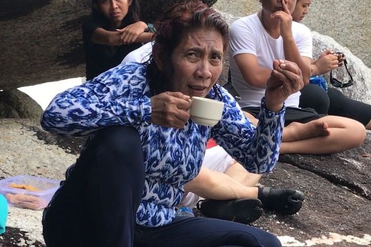 Ibu Menteri satu ini begitu cinta dengan kopi, di mana-mana terlihat menyeruput kopi. Pun kalau sudah bertemu hobinya di laut. Kopi pasti barang yang tak boleh ketinggalan. (Foto:istimewa/dok) 