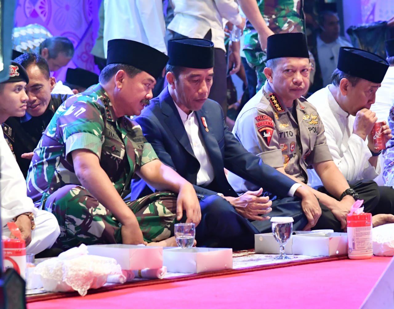 Presiden Jokowi mengikuti acara buka puasa bersama TNI-Polri di Lapangan Monas, Jakarta Pusat, pada Kamis 16 Mei 2019.