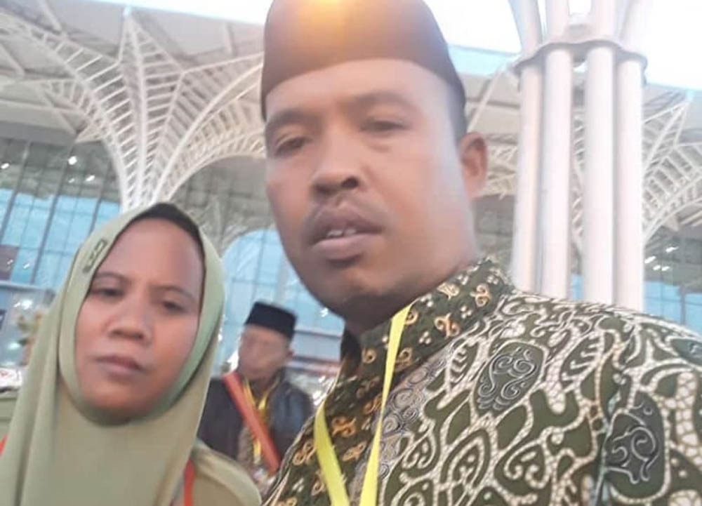 ORANGTUA Badrus Sholeh (Hartono dan Fatimah) saat melaksanakan umrah. (Foto: Istimewa/ngopibareng.id)