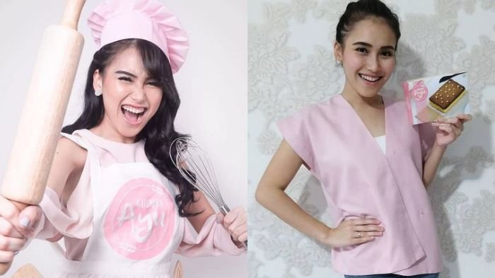 Gaya Ayu Ting Ting saat promosi bisnis kuenya.